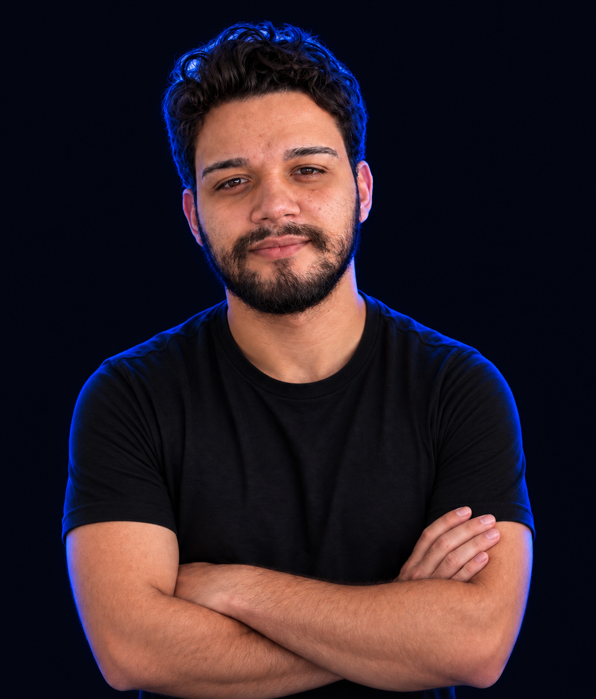 Retrato do profissional da ARKA, de camiseta preta e braços cruzados